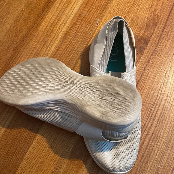 Skechers size 10 slip on tennis shoes - Picture 2 of 4